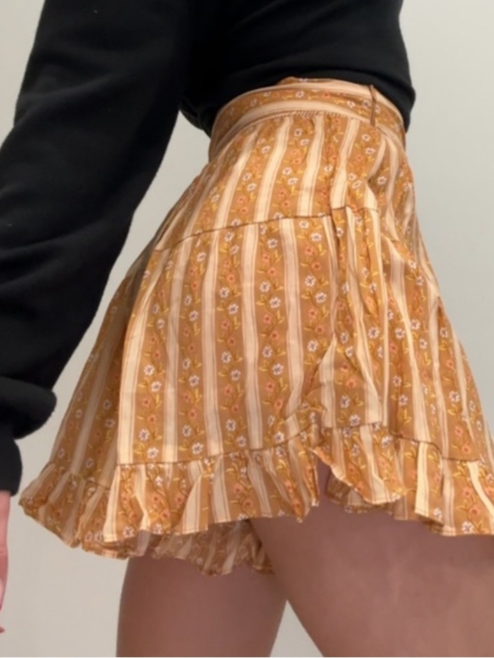 Urban Outfitters Prairie Ruffle Floral Tiered Shorts EUC